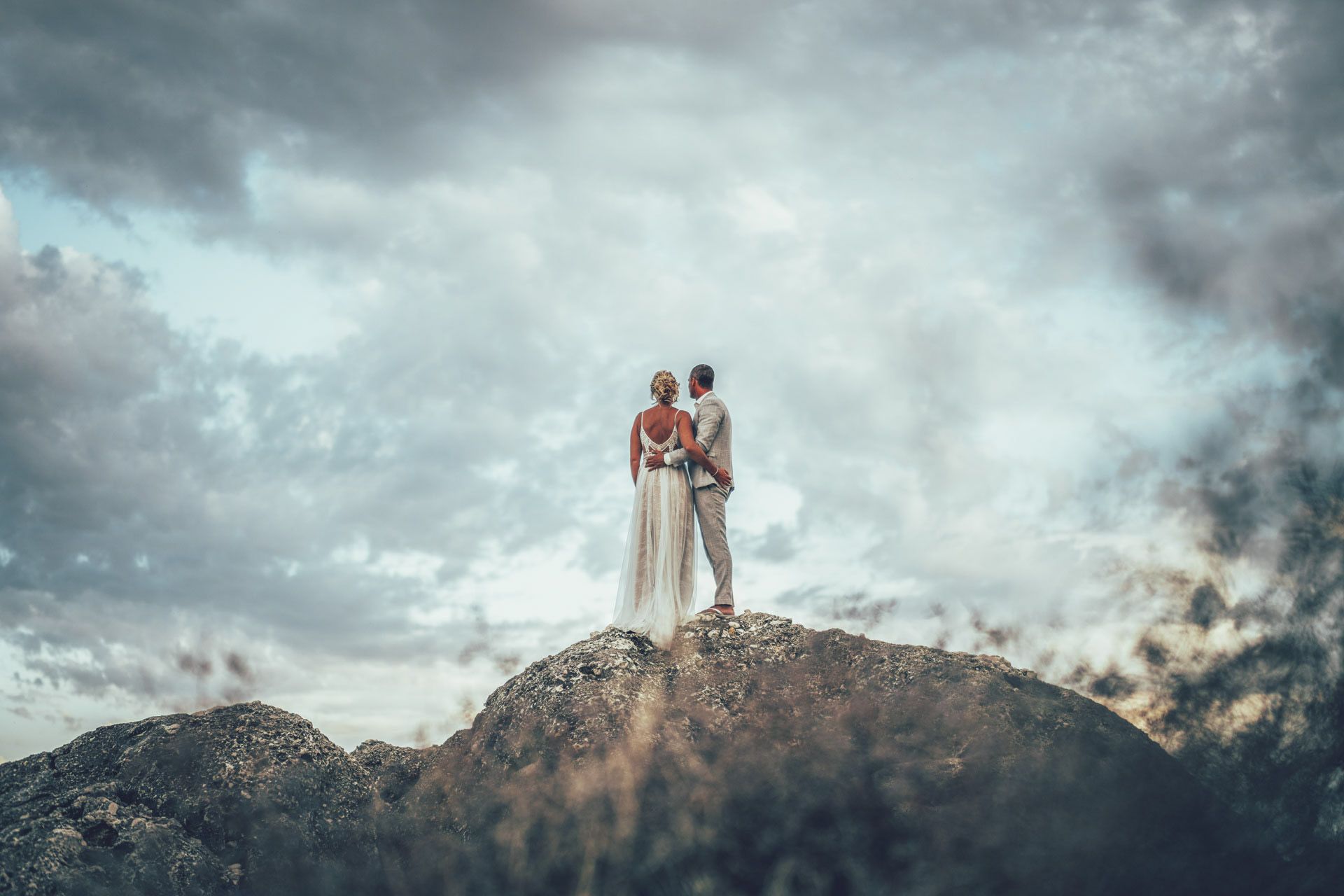 wedding photographer greece Ρομαντική φωτογραφία ζευγαριού από τη φωτογράφιση γάμου.